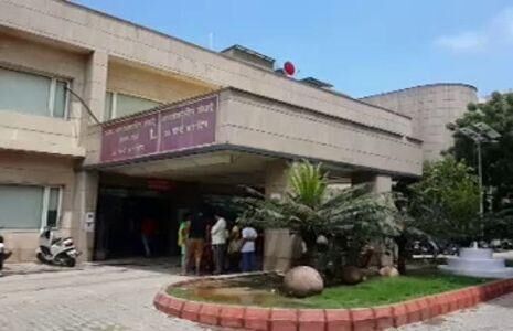 नोएडा के एक निजी अस्पताल पर परिजनों ने लगाया इलाज में लापरवाही का आरोप नोएडा के एक निजी अस्पताल पर परिजनों ने लगाया इलाज में लापरवाही का आरोप