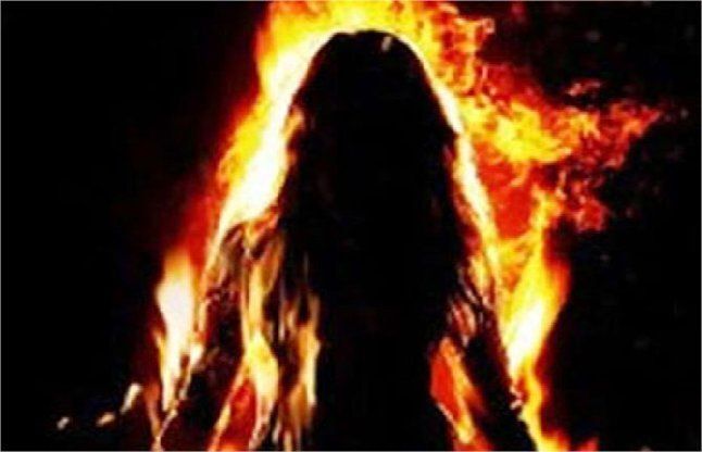 यूपी के सीतापुर में दबंगों ने महिला को जिंदा जलाया यूपी के सीतापुर में दबंगों ने महिला को जिंदा जलाया