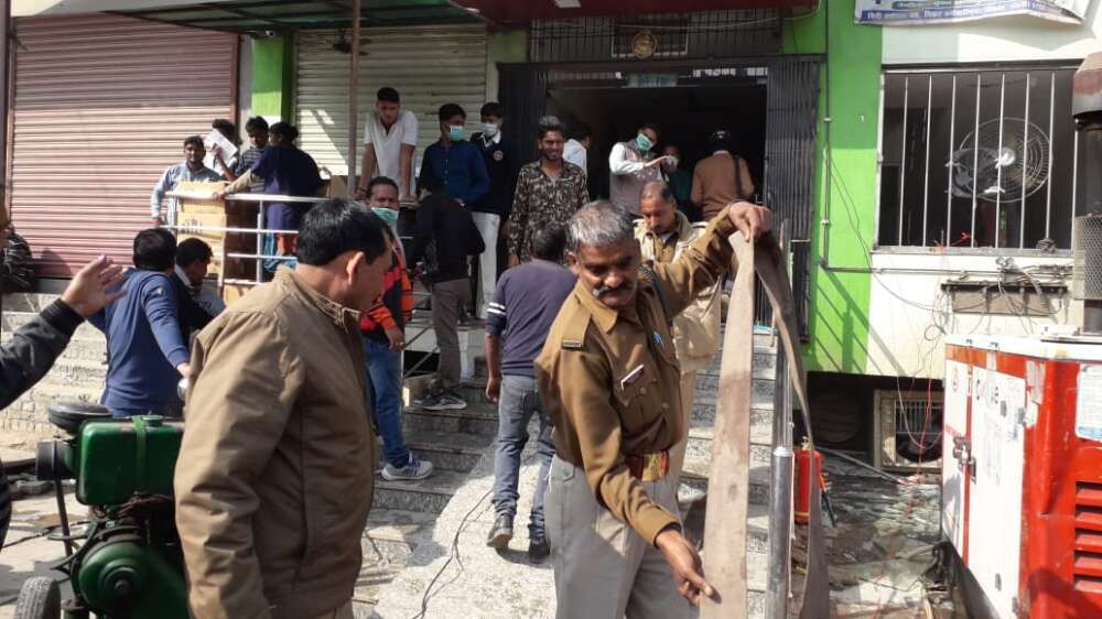 नवोदय हॉस्पिटल में शार्ट सर्किट होने से लगी आग, मरीजों में मचा हड़कंप नवोदय हॉस्पिटल में शार्ट सर्किट होने से लगी आग, मरीजों में मचा हड़कंप