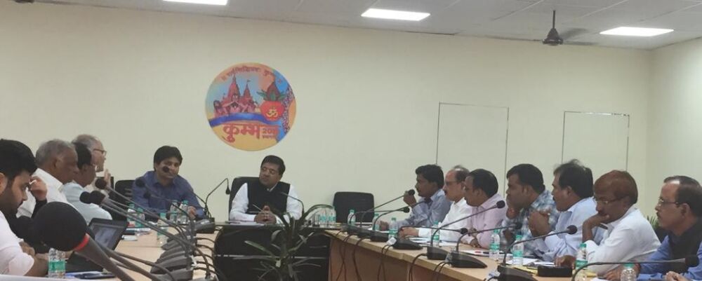 कुम्भ की ब्राडिंग के लिए वाहनों एवं दुकानों के गैरजों मे लगेंगे कुम्भ लोगो का स्टीकर कुम्भ की ब्राडिंग के लिए वाहनों एवं दुकानों के गैरजों मे लगेंगे कुम्भ लोगो का स्टीकर