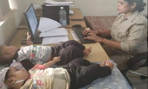 मातृ दिवस पर कॉन्स्टेबल कामिनी बनी अनूठी मिसाल मातृ दिवस पर कॉन्स्टेबल कामिनी बनी अनूठी मिसाल