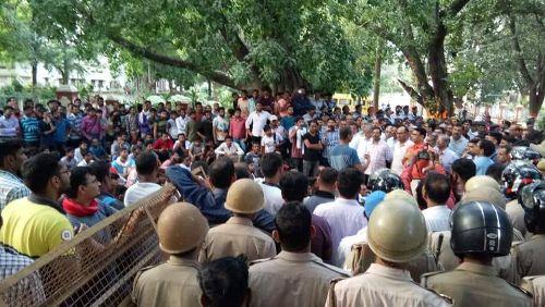 BHU: हिंसक बवाल के बाद BHU 28 सितंबर तक बंद, धरने पर छात्र BHU: हिंसक बवाल के बाद BHU 28 सितंबर तक बंद, धरने पर छात्र