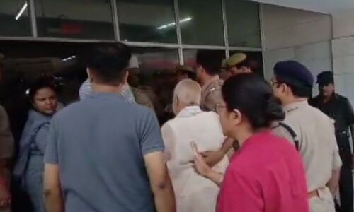 शाहजहांपुर: भाजपा नेता स्वामी चिन्मयानंद गिरफ्तार, 14 दिन की न्यायिक हिरासत में भेजे जेल शाहजहांपुर: भाजपा नेता स्वामी चिन्मयानंद गिरफ्तार, 14 दिन की न्यायिक हिरासत में भेजे जेल