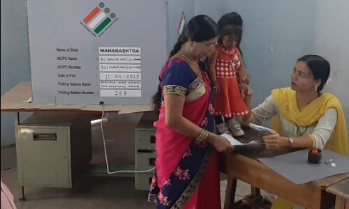 नागपुर में देश की सबसे छोटी महिला ने डाला वोट और कहा