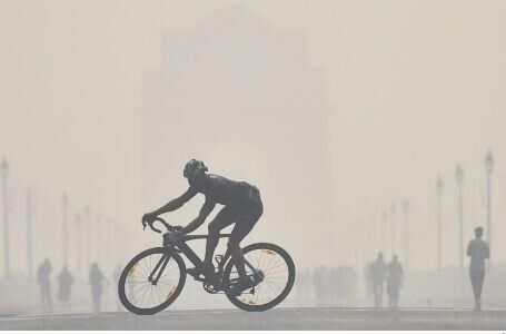 जहरीली हवा में सांस लेने को मजबूर दिल्ली के लोग