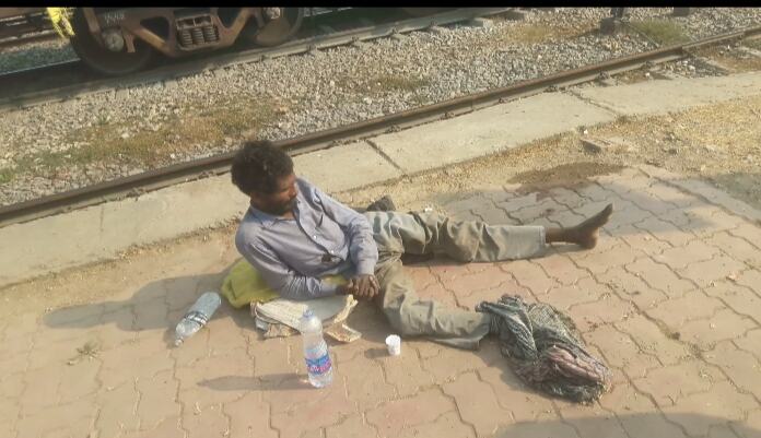 रेलवे प्लेटफार्म पर पड़ा मिला घायल युवक अस्पताल में भर्ती, इस जिले का रहने वाला है युवक