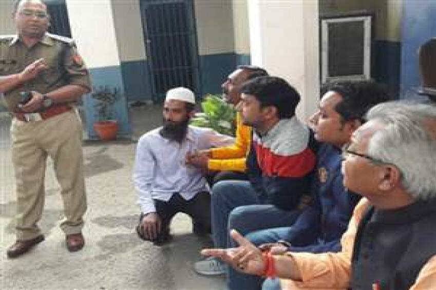 अपनी ही सरकार की कारगुजारियों को लेकर पूर्व बीजेपी अध्यक्ष बैठे थाने में धरने पर अपनी ही सरकार की कारगुजारियों को लेकर पूर्व बीजेपी अध्यक्ष बैठे थाने में धरने पर