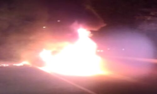 नोएडा में देखते ही देखते जल गई BMW नोएडा में देखते ही देखते जल गई BMW