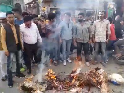 महिला पत्रकार संग दुर्व्यवहार पर भड़के स्थानीय पत्रकार , फूंका विधायक सोमनाथ भारती का पुतला महिला पत्रकार संग दुर्व्यवहार पर भड़के स्थानीय पत्रकार , फूंका विधायक सोमनाथ भारती का पुतला