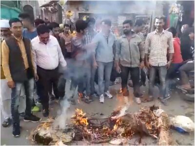 महिला पत्रकार संग दुर्व्यवहार पर भड़के स्थानीय पत्रकार , फूंका विधायक सोमनाथ भारती का पुतला