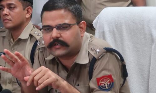 नोएडा की सड़कों पर खुलेआम गुंडागर्दी का वायरल वीडियो निकला वीडियो शूट, लूट से इसका नहीं है कोई सम्बंध नोएडा की सड़कों पर खुलेआम गुंडागर्दी का वायरल वीडियो निकला वीडियो शूट, लूट से इसका नहीं है कोई सम्बंध