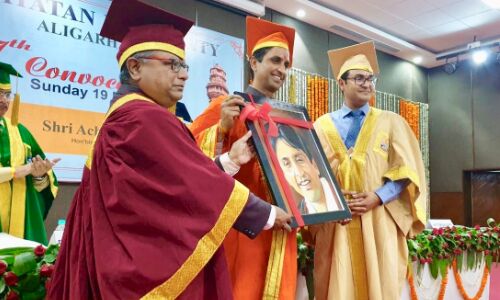 डॉ कुमार विश्वास को मंगलायतन विश्वविद्यालय ने डी लिट की उपाधि से नवाजा, समर्थकों में दौड़ी ख़ुशी की लहर