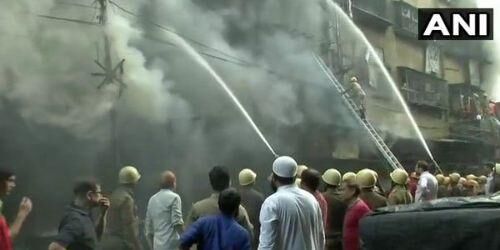 कोलकाता के बागड़ी बाजार में लगी भीषण आग, फायर बिग्रेड की तीस गाड़ियाँ मौजूद