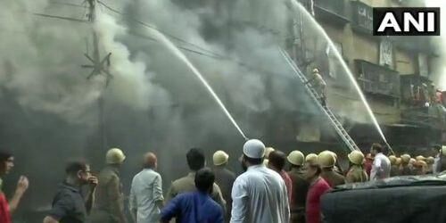 कोलकाता के बागड़ी बाजार में लगी भीषण आग, फायर बिग्रेड की तीस गाड़ियाँ मौजूद कोलकाता के बागड़ी बाजार में लगी भीषण आग, फायर बिग्रेड की तीस गाड़ियाँ मौजूद