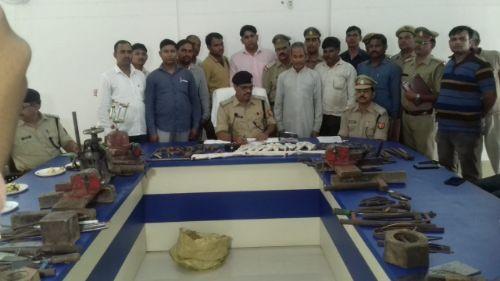 कासगंज पुलिस को दूसरी बड़ी सफलता लगी हाथ, सप्ताह भर के भीतर दूसरी बड़ी अवैध हथियारों की फैक्ट्री का किया खुलासा कासगंज पुलिस को दूसरी बड़ी सफलता लगी हाथ, सप्ताह भर के भीतर दूसरी बड़ी अवैध हथियारों की फैक्ट्री का किया खुलासा