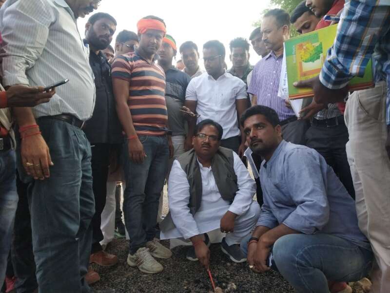 विधायक सोरांव की शिकायत पर सड़क की जांच करने पहुंची कमेटी ,विधायक ने अधिकारियों जमकर सुनाई खरी खोटी देखें वीडियो विधायक सोरांव की शिकायत पर सड़क की जांच करने पहुंची कमेटी ,विधायक ने अधिकारियों जमकर सुनाई खरी खोटी देखें वीडियो