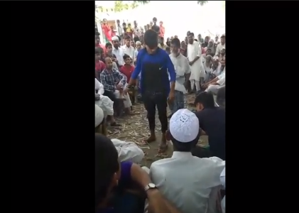 देखें वीडियो: कैसे बरसाए गये सरेआम आदमी पर यूपी में कौड़े! देखें वीडियो: कैसे बरसाए गये सरेआम आदमी पर यूपी में कौड़े!
