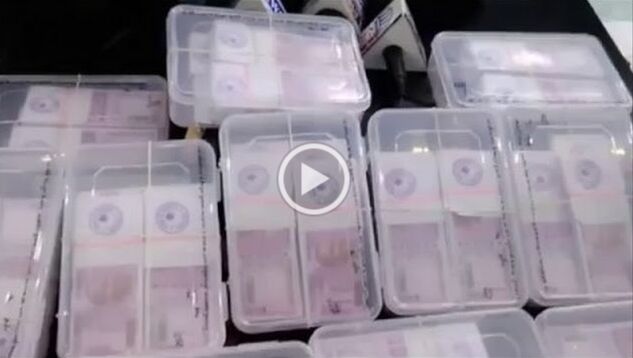 भारी मात्रा में नक़ली नॉट की गड्डियों के साथ एक गिरफ्तार, इस तरह करते थे धोखाधड़ी