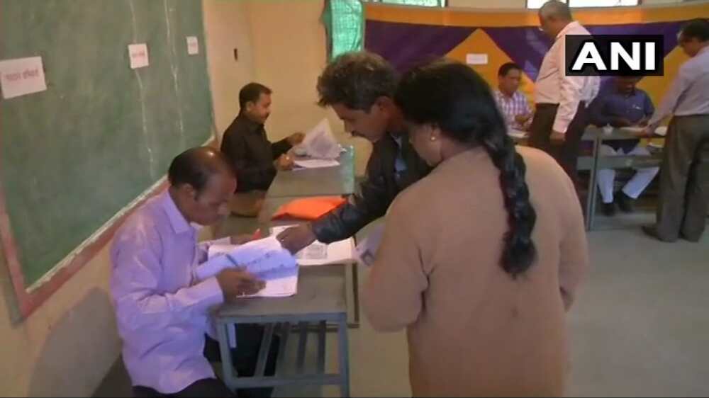 लाइव : मध्यप्रदेश और मिजोरम में वोटिंग आज, मतदाता लगे लाइन में
