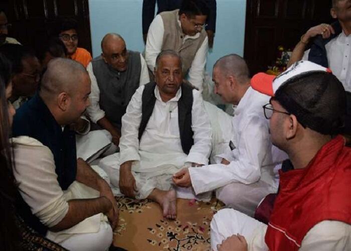 मुलायम सिंह अपने पारिवारिक वैद्य की तेरहवीं में शामिल होने पहुचे वाराणसी