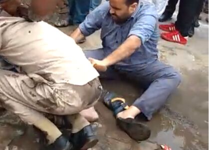 बिजनौर में होमगार्ड को सरेआम उसी के डंडे से पीटा, देखें वीडियो में कितनी बुरी तरह की पिटाई