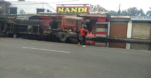 तेज़ रफ़्तार ट्रक दुकान में घुसा लाखो का नुकसान तेज़ रफ़्तार ट्रक दुकान में घुसा लाखो का नुकसान