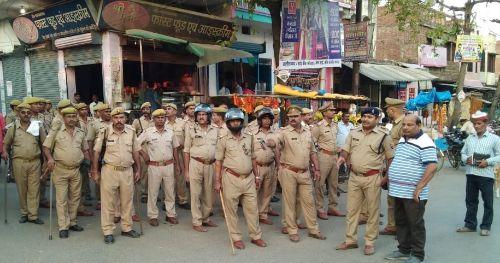 आगामी त्यौहार पर सडक पर उतरी कबीर की नगरी में आकाश की पुलिस! आगामी त्यौहार पर सडक पर उतरी कबीर की नगरी में आकाश की पुलिस!