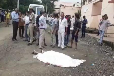 राजस्थान के बांसवाडा में बाप बेटे समेत एक ही परिवार के तीन लोंगों की पीट पीट हत्या, दहल गया इलाका राजस्थान के बांसवाडा में बाप बेटे समेत एक ही परिवार के तीन लोंगों की पीट पीट हत्या, दहल गया इलाका