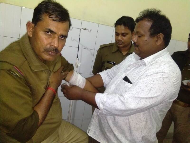 मुजफ्फरनगर : मुठभेड़ में भैंस लुटेरे घायल, एक सब इंस्पेक्टर को लगी गोली , चोरी की भेंस भी हुई बरामद मुजफ्फरनगर : मुठभेड़ में भैंस लुटेरे घायल, एक सब इंस्पेक्टर को लगी गोली , चोरी की भेंस भी हुई बरामद