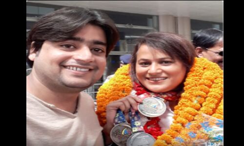 मलेशिया के पेनांग में हुए एशिया पैसीफिक मास्टर गेम्स में देश का नाम रोशन करने वाली नीलू मिश्रा वाराणसी हवाईअड्डे पर जोरदार स्वागत मलेशिया के पेनांग में हुए एशिया पैसीफिक मास्टर गेम्स में देश का नाम रोशन करने वाली नीलू मिश्रा वाराणसी हवाईअड्डे पर जोरदार स्वागत