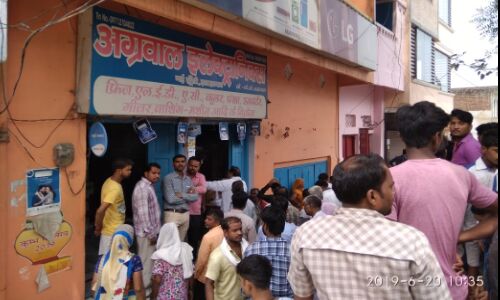 दिनदहाड़े नकाबपोश बदमाशों ने इलेक्ट्रॉनिक कारोबारी के ऊपर की फायरिंग दिनदहाड़े नकाबपोश बदमाशों ने इलेक्ट्रॉनिक कारोबारी के ऊपर की फायरिंग