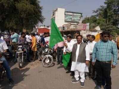 विधायक सोरांव ने हरी झंडी दिखाकर जागरूकता साइकिल रैली को किया रवाना विधायक सोरांव ने हरी झंडी दिखाकर जागरूकता साइकिल रैली को किया रवाना