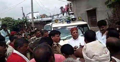पशु तस्करों का पीछा करते यूपी पुलिस पहुंची बिहार, फिर ग्रामीणों ने घेरकर एसओ की करदी पिटाई पशु तस्करों का पीछा करते यूपी पुलिस पहुंची बिहार, फिर ग्रामीणों ने घेरकर एसओ की करदी पिटाई