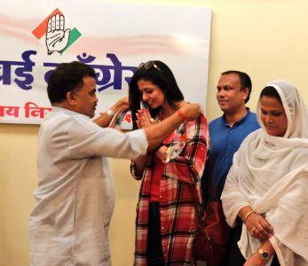 क्रिकेटर मोहम्मद शमी की पत्नी हसीन जहां ने थामा कांग्रेस का हाथ क्रिकेटर मोहम्मद शमी की पत्नी हसीन जहां ने थामा कांग्रेस का हाथ
