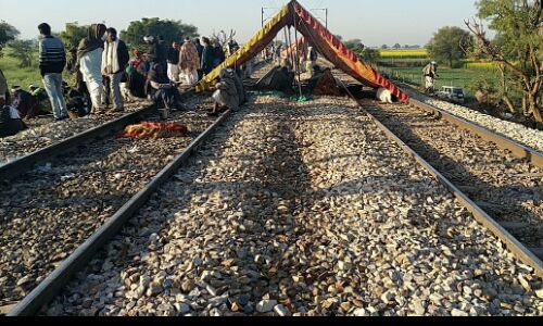 गुर्जरों को पटरियों पर बैठाने के लिए कौन जिम्मेदार? गुर्जरों को पटरियों पर बैठाने के लिए कौन जिम्मेदार?