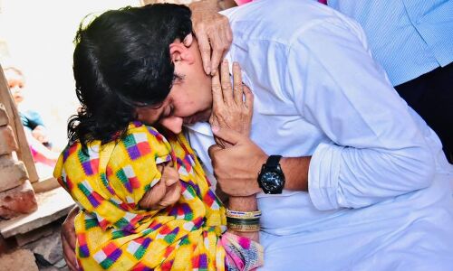 इमरान प्रतापगढ़ी पहुंचे पहलू खान और जुनैद के घर, लेकिन जब माँ लिपट कर बोली कब आएगा मेरा बेटा