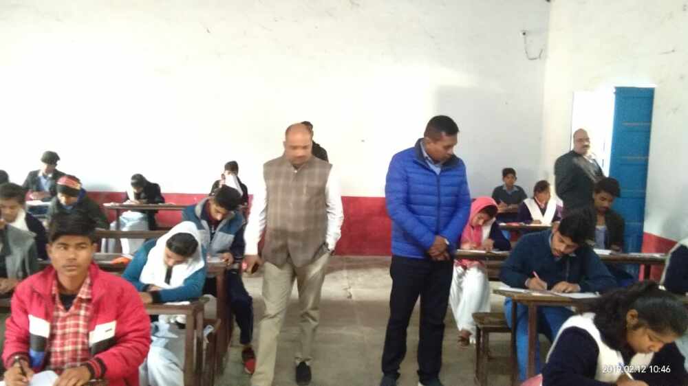 जिलाधिकारी द्वारा दो परीक्षा केन्द्रों का औचक निरीक्षण कर आवश्यक दिशा निर्देश सम्बन्धित को जिलाधिकारी द्वारा दो परीक्षा केन्द्रों का औचक निरीक्षण कर आवश्यक दिशा निर्देश सम्बन्धित को