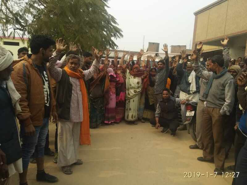 कोटेदार राशन मापतौल में कर रहा था धांधली , खुली पोल आक्रोशित ग्रामीणों ने SDM का किया घेराव कोटेदार राशन मापतौल में कर रहा था धांधली , खुली पोल आक्रोशित ग्रामीणों ने SDM का किया घेराव