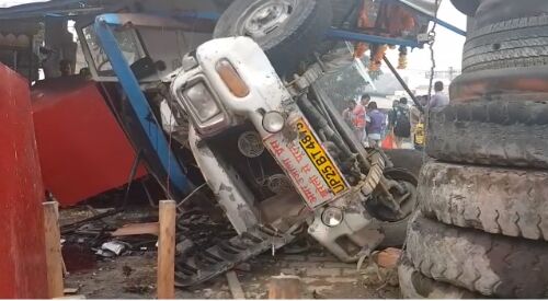 लखीमपुर खीरी में तेज रफ्त्तार डग्गामार जीप दुकान में जा घुसी, मचा हडकम्प