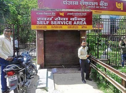 नोएडा के पीएनबी बैंक में बदमाशों ने की गार्डो की हत्या नोएडा के पीएनबी बैंक में बदमाशों ने की गार्डो की हत्या
