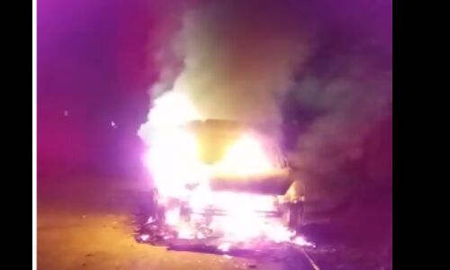 बिजनौर में गाडी में लगी आग, देखते ही देखते जल गई पूरी