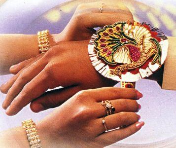 Raksha Bandhan 2018 : राखी बाँधने का शुभ मुहूर्त सुबह 05:59 से शुरू , जानें कब तक बहनें बाँध सकती हैं राखी