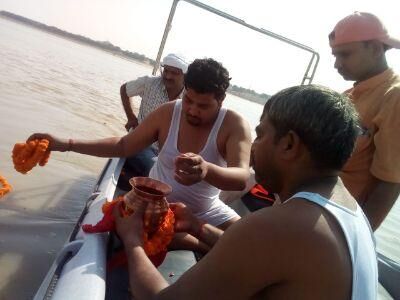 उप मुख्यमंत्री केशव के पिता की अस्थियां संगम में हुई विसर्जित उप मुख्यमंत्री केशव के पिता की अस्थियां संगम में हुई विसर्जित