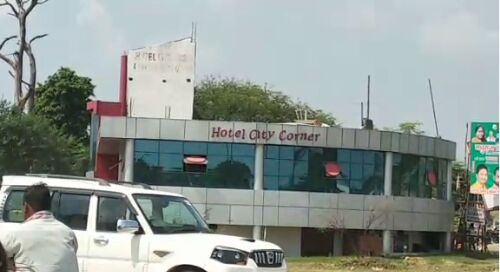 यूपी के फतेहपुर में बड़ा खुलासा, सरकार की ज़मीन पर ही गोदाम बना सरकार से ही ले रहे थे 40 साल से किराया यूपी के फतेहपुर में बड़ा खुलासा, सरकार की ज़मीन पर ही गोदाम बना सरकार से ही ले रहे थे 40 साल से किराया