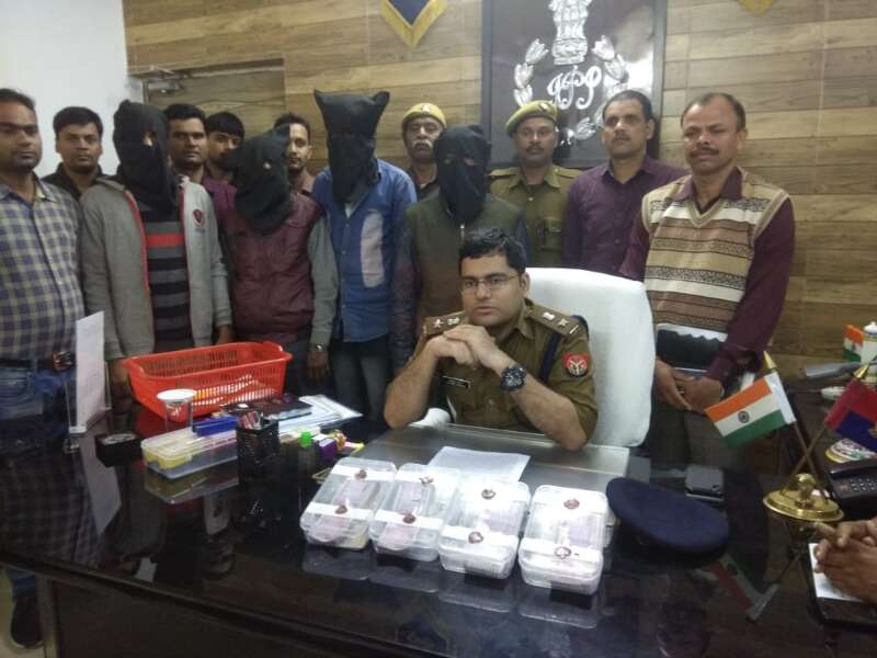 मित्र से धोखाधड़ी करके 6 लाख ठगने वाले 4 अभियुक्त गिरफ्तार - एसपी आकाश तोमर मित्र से धोखाधड़ी करके 6 लाख ठगने वाले 4 अभियुक्त गिरफ्तार - एसपी आकाश तोमर