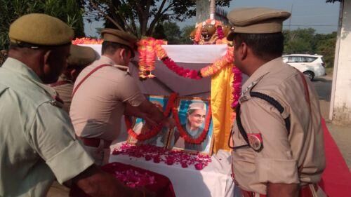 हर्षोल्लास से मनाया गया गांधी जयन्ती का पर्व, स्वच्छता व कर्तव्यनिष्ठा की दिलाई एसपी आकाश तोमर ने शपथ हर्षोल्लास से मनाया गया गांधी जयन्ती का पर्व, स्वच्छता व कर्तव्यनिष्ठा की दिलाई एसपी आकाश तोमर ने शपथ