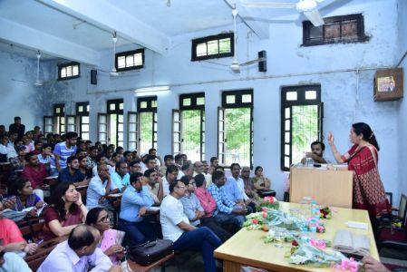 हिंदी में काम करना आसान है, और यह भ्रम फैलाया जाता है कि अंग्रेजी में काम करना आसान और हिंदी में काम करना मुश्किल है-राजभाषा निदेशक डा. सुनीति शर्मा हिंदी में काम करना आसान है, और यह भ्रम फैलाया जाता है कि अंग्रेजी में काम करना आसान और हिंदी में काम करना मुश्किल है-राजभाषा निदेशक डा. सुनीति शर्मा