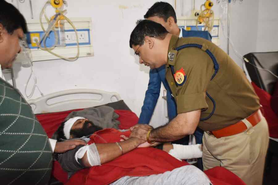 रामपुर में बस और ट्रक का एक्सीडेंट, दो की मौत तीन दर्जन की मौत, एसपी ने किय मौका मुआयना रामपुर में बस और ट्रक का एक्सीडेंट, दो की मौत तीन दर्जन की मौत, एसपी ने किय मौका मुआयना