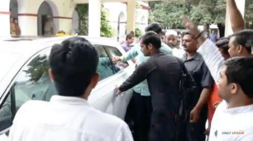 शिवपाल की गाड़ी से हटा सपा का झंडा, डीएम एसएसपी से मिलकर जनता की उठाई समस्या शिवपाल की गाड़ी से हटा सपा का झंडा, डीएम एसएसपी से मिलकर जनता की उठाई समस्या
