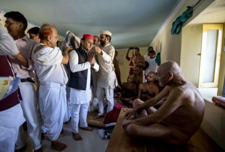 अखिलेश ने लिया जैन मुनि से आशीर्वाद अखिलेश ने लिया जैन मुनि से आशीर्वाद